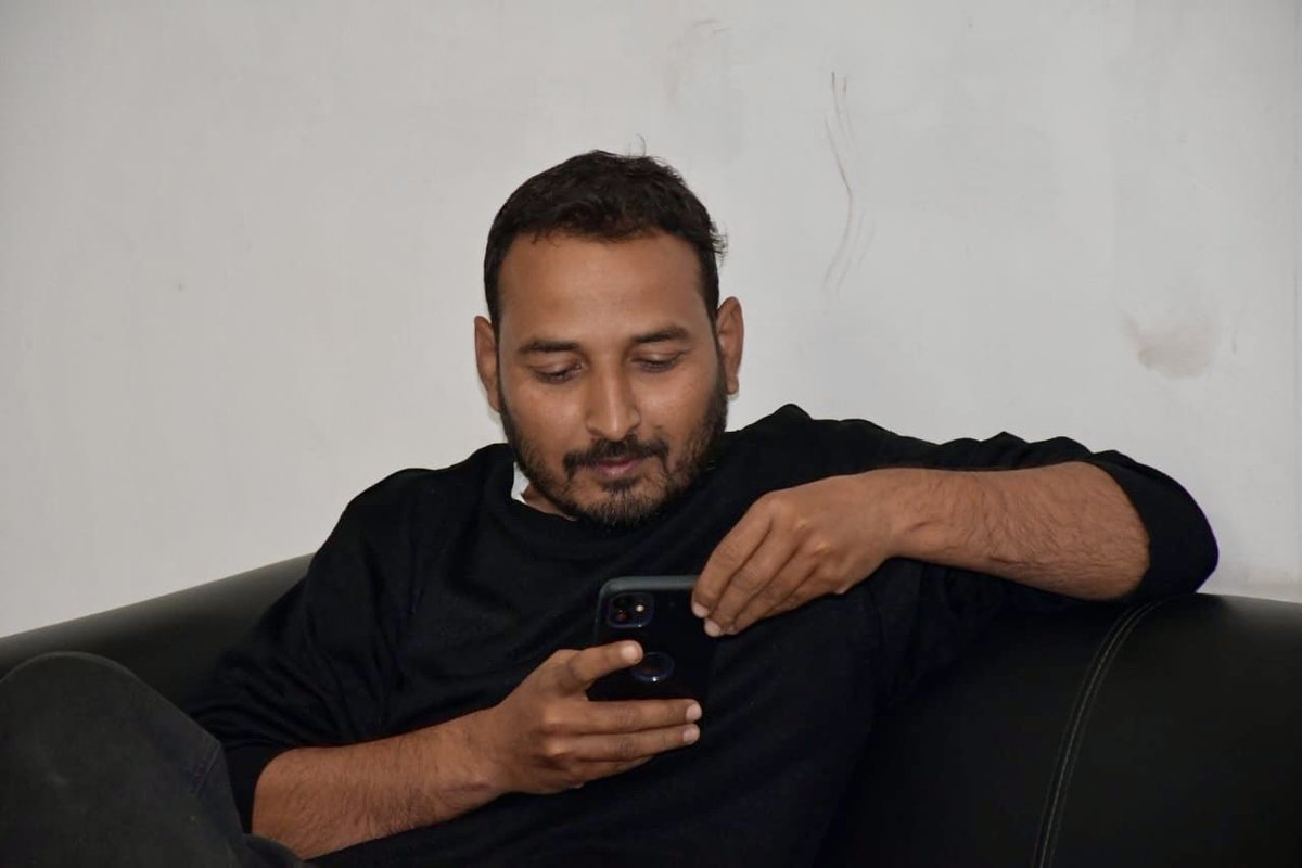 हर ज़र्रा चमकता है अनवार-ए-इलाही से
हर साँस ये कहती है हम हैं तो ख़ुदा भी है