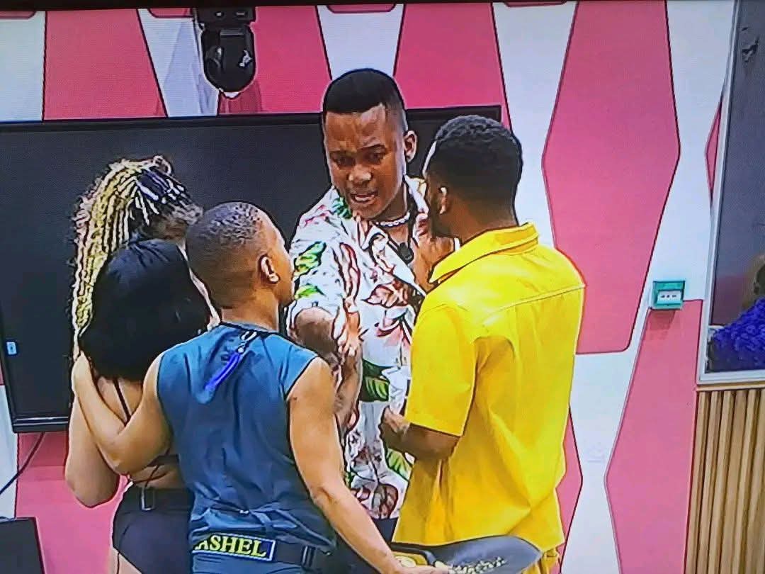 Ofentse should have just humbled himself last night in front of the mighty king. Sympathy votes would have kept him in the house. But yena ke kleva akere!? 😅🤣 "Be careful" #Bazozwa #BBMzansiS6 #BBMzansi