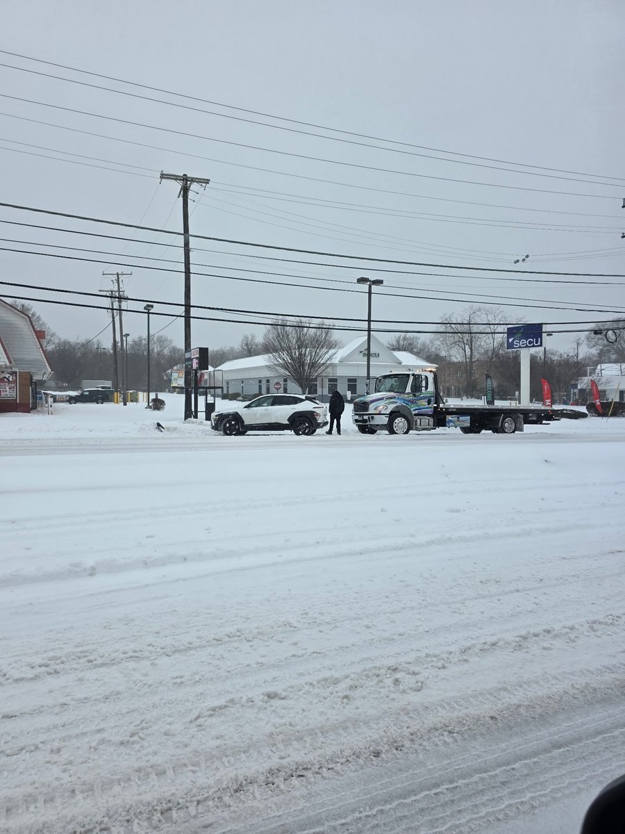 CityofGreenbelt's tweet photo. Roads are still slick, and our crews are hard at work clearing them. Please stay off the roads and remain indoors until conditions improve, if possible.

 Let’s all do our part to stay safe and give road crews the space they need to work. https://t.co/VOUonLSxZA