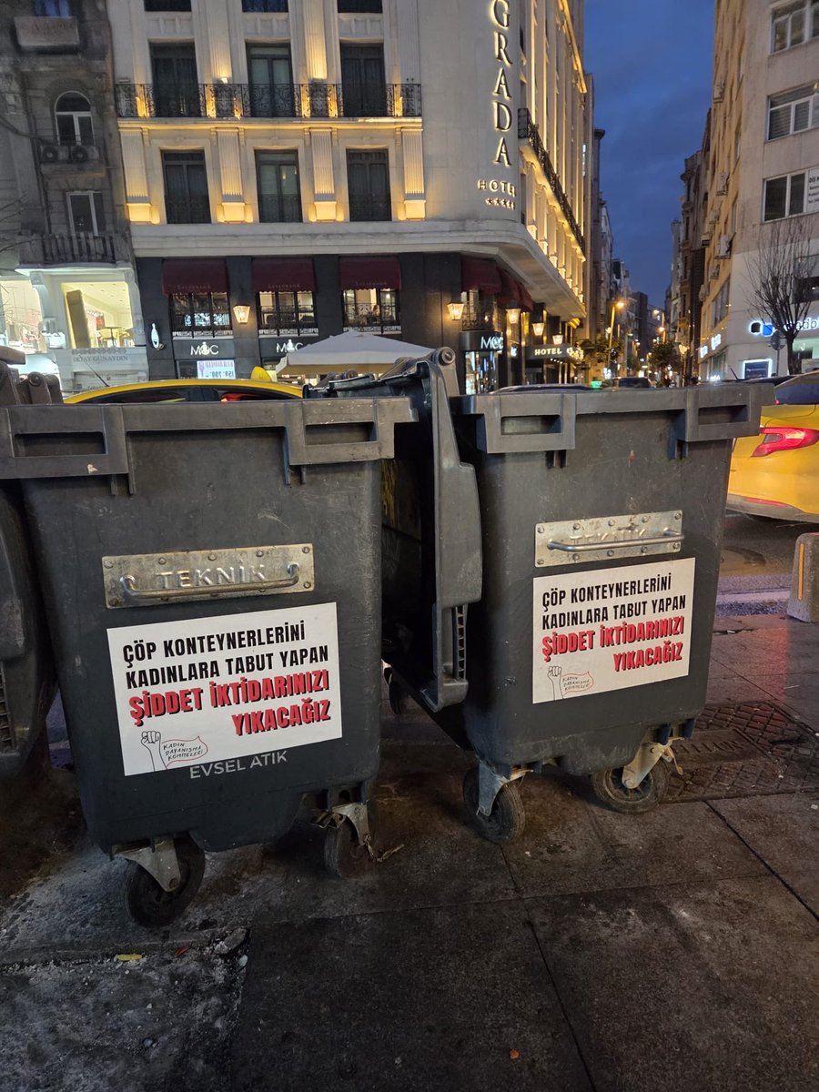 kadindayanismak's tweet photo. Çöp konteynerleri kadınların tabutu haline geldiyse suçlu bu düzendir!

İstanbul Şişli’nin dört bir yanındaki konteynerler Durdona Khokimova ve öldürülen tüm kadınlar için aynı şeyi söylüyor: Şiddet iktidarınızı yıkacağız! #suçlusunuz https://t.co/UlE9izg7ND