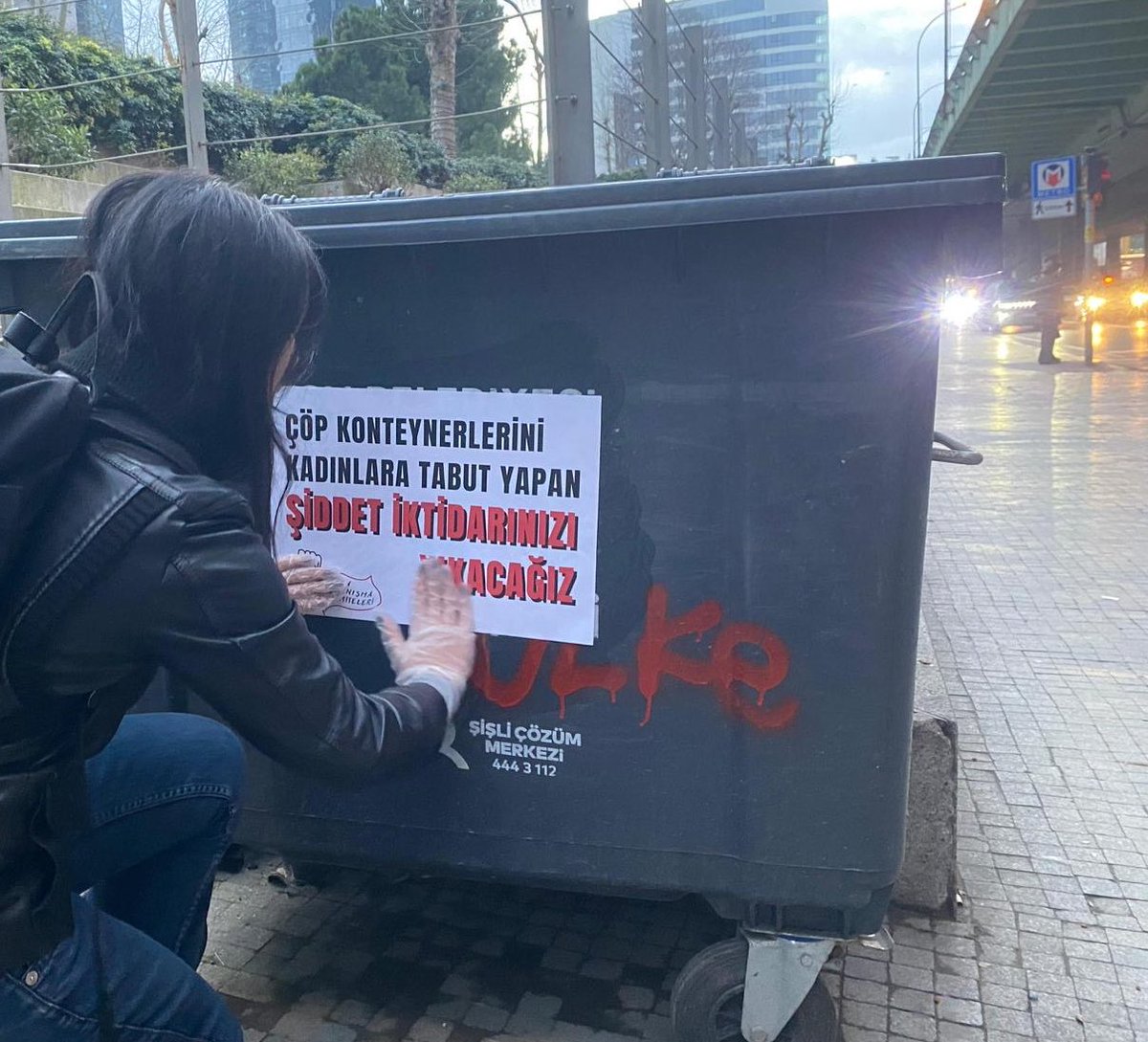 kadindayanismak's tweet photo. Çöp konteynerleri kadınların tabutu haline geldiyse suçlu bu düzendir!

İstanbul Şişli’nin dört bir yanındaki konteynerler Durdona Khokimova ve öldürülen tüm kadınlar için aynı şeyi söylüyor: Şiddet iktidarınızı yıkacağız! #suçlusunuz https://t.co/UlE9izg7ND