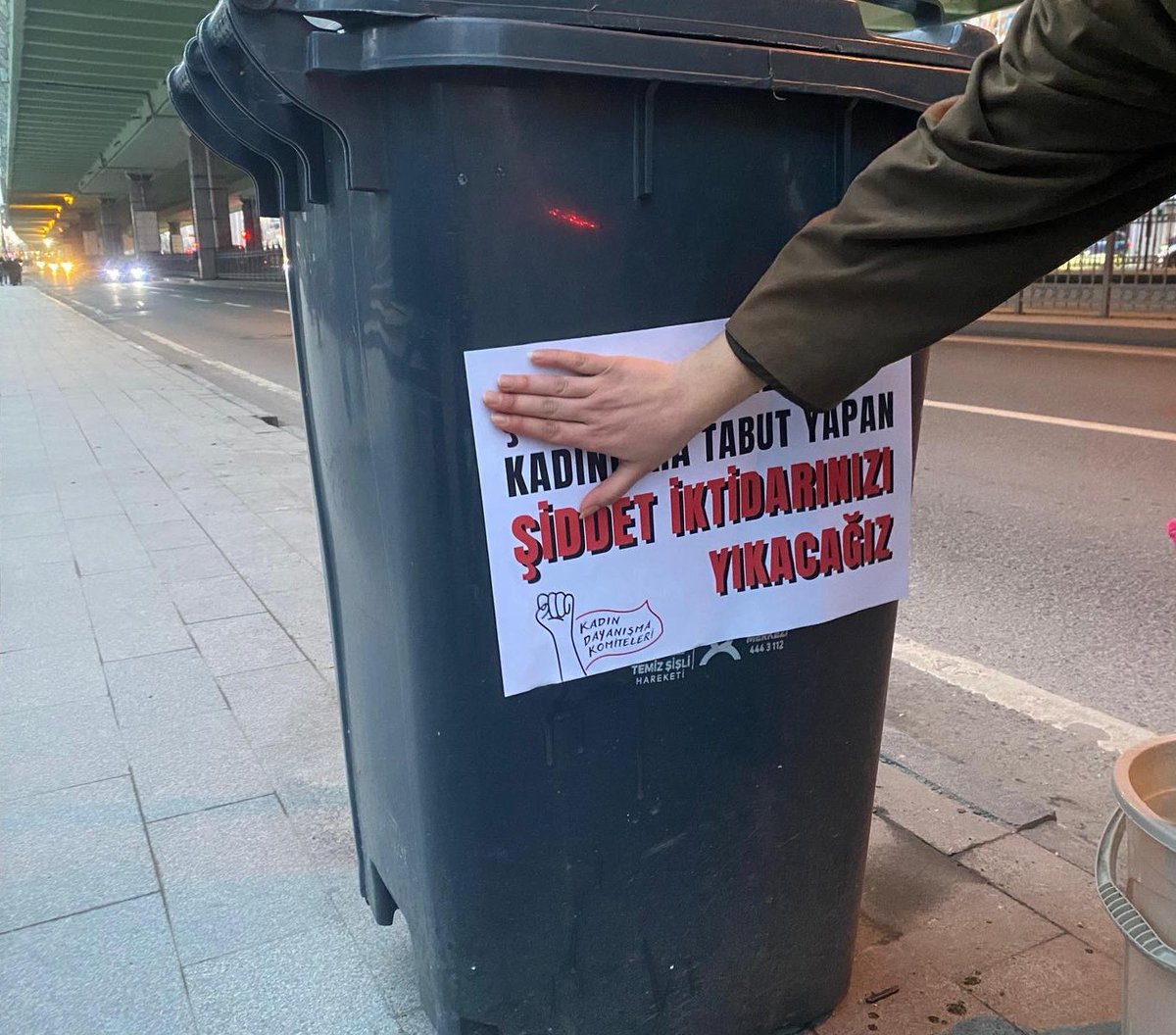 kadindayanismak's tweet photo. Çöp konteynerleri kadınların tabutu haline geldiyse suçlu bu düzendir!

İstanbul Şişli’nin dört bir yanındaki konteynerler Durdona Khokimova ve öldürülen tüm kadınlar için aynı şeyi söylüyor: Şiddet iktidarınızı yıkacağız! #suçlusunuz https://t.co/UlE9izg7ND