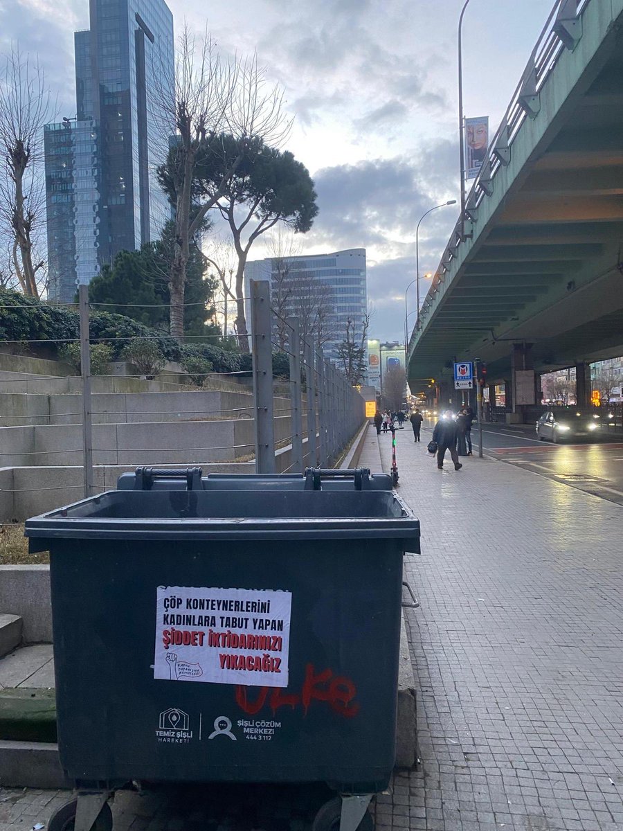 kadindayanismak's tweet photo. Çöp konteynerleri kadınların tabutu haline geldiyse suçlu bu düzendir!

İstanbul Şişli’nin dört bir yanındaki konteynerler Durdona Khokimova ve öldürülen tüm kadınlar için aynı şeyi söylüyor: Şiddet iktidarınızı yıkacağız! #suçlusunuz https://t.co/UlE9izg7ND