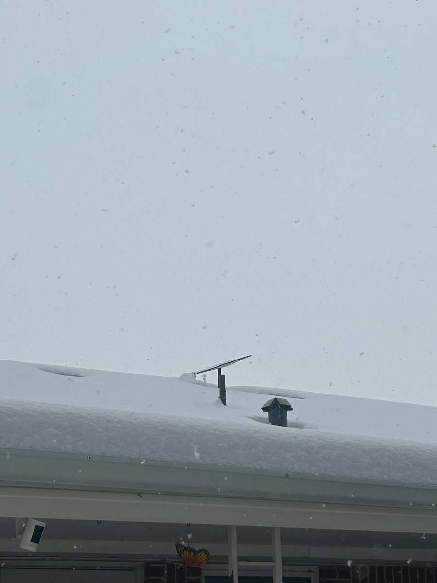 CGB1236296's tweet photo. The @Starlink preheat function definitely works! Had icicles and snow on top before I turned it on, now it’s totally fine! No loss in speed when it was snow covered. Truly phenomenal tech, @elonmusk! https://t.co/PLh03hX6cP
