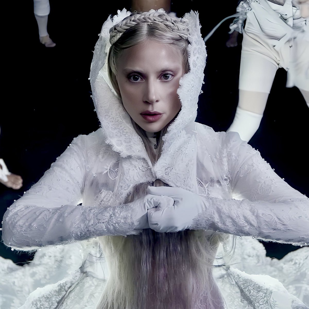 QGdoPOP's tweet image. Maxiane, Sarah e Marciele afirmaram ser ‘Little Monsters’, nome dado aos fãs de Lady Gaga.