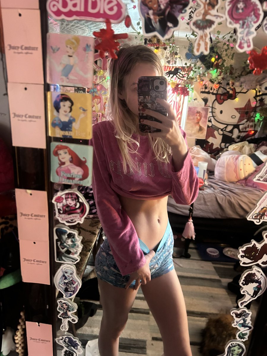strippyredd's tweet photo. i feel like i’d look cute w abs need to workout more https://t.co/gaYUlVkzja