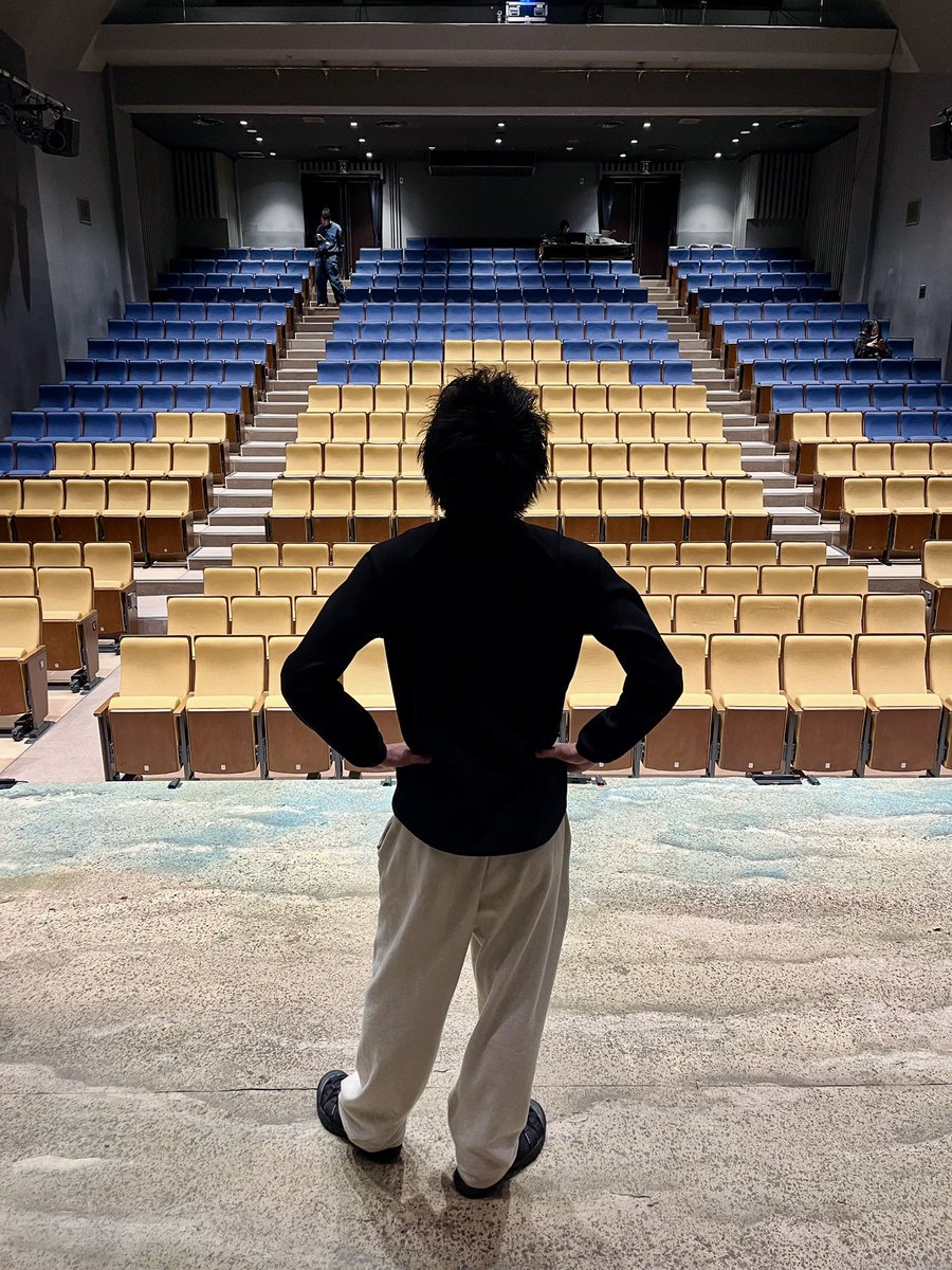 urasake's tweet photo. #インターネ島エクスプローラー 
お正月明けから始まって3週間近く続いた東京公演が無事終わりました！！
たくさんのご来場ありがとうございました🙇‍♂️

ここからさらに10都市ツアー！
次はヨーロッパ企画未踏の仙台公演です。
俺たちの冒険はまだまだ終わらない！！

 ↓島からの景色を一望する座長 https://t.co/MoNOEChBJF
