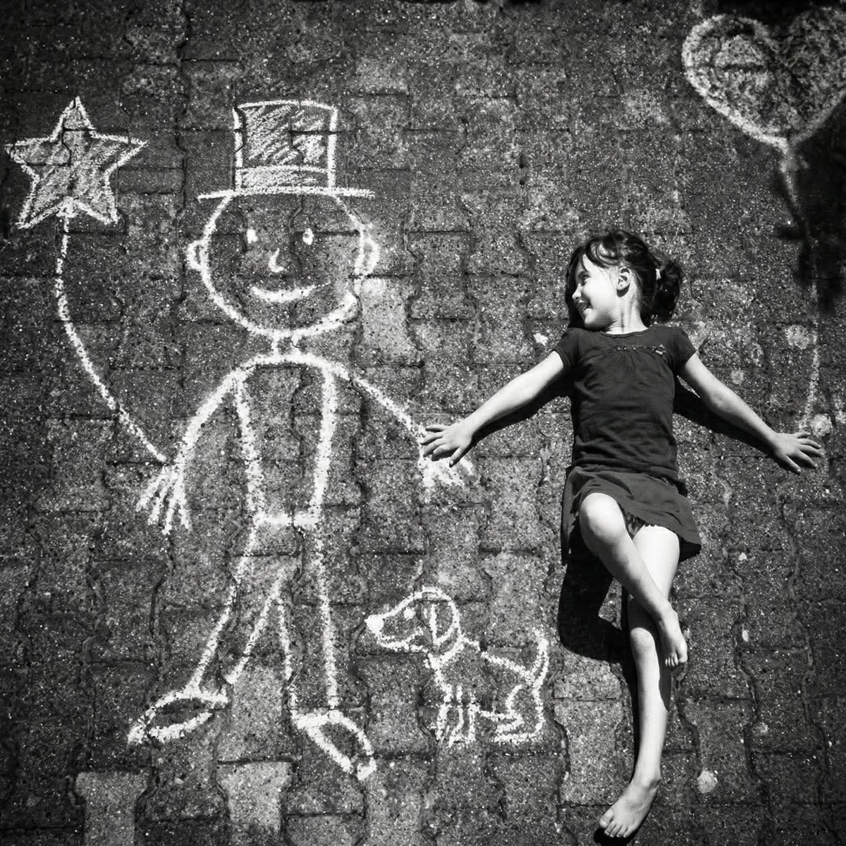 Un verdadero amigo siempre trata de ayudarte cuando estás en el suelo, y si no puede, se tumba contigo.