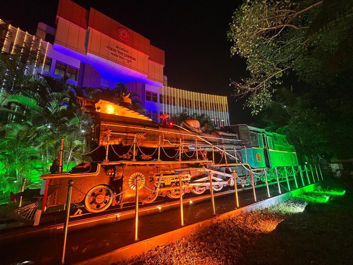 drmpune's tweet image. Pune Division Central Railway celebrates the 77th Republic Day.

Divisional Railway Manager's Office illuminated in the national tricolours, symbolising unity, pride, and constitutional values.
#77thRepublicDay #CentralRailway #Tricolour