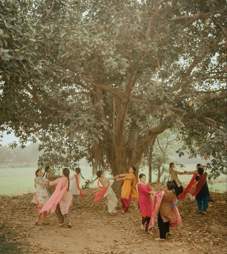 اینی ساری گل مینوں دس دیو کوئی
نکی جئی بالڑی ساں۔۔ میں وڈی کدوں ہوئی؟
کآ دی تریل اوتے کھیڈدیاں تلیاں
میریاں سہیلیاں اوہ پنڈ دیاں گلیاں
شام اوہ وچھوڑے والی بک بک روئی۔۔
نکی جئی بالڑی ساں۔۔ میں وڈی کدوں ہوئی 

#اردو_زبان