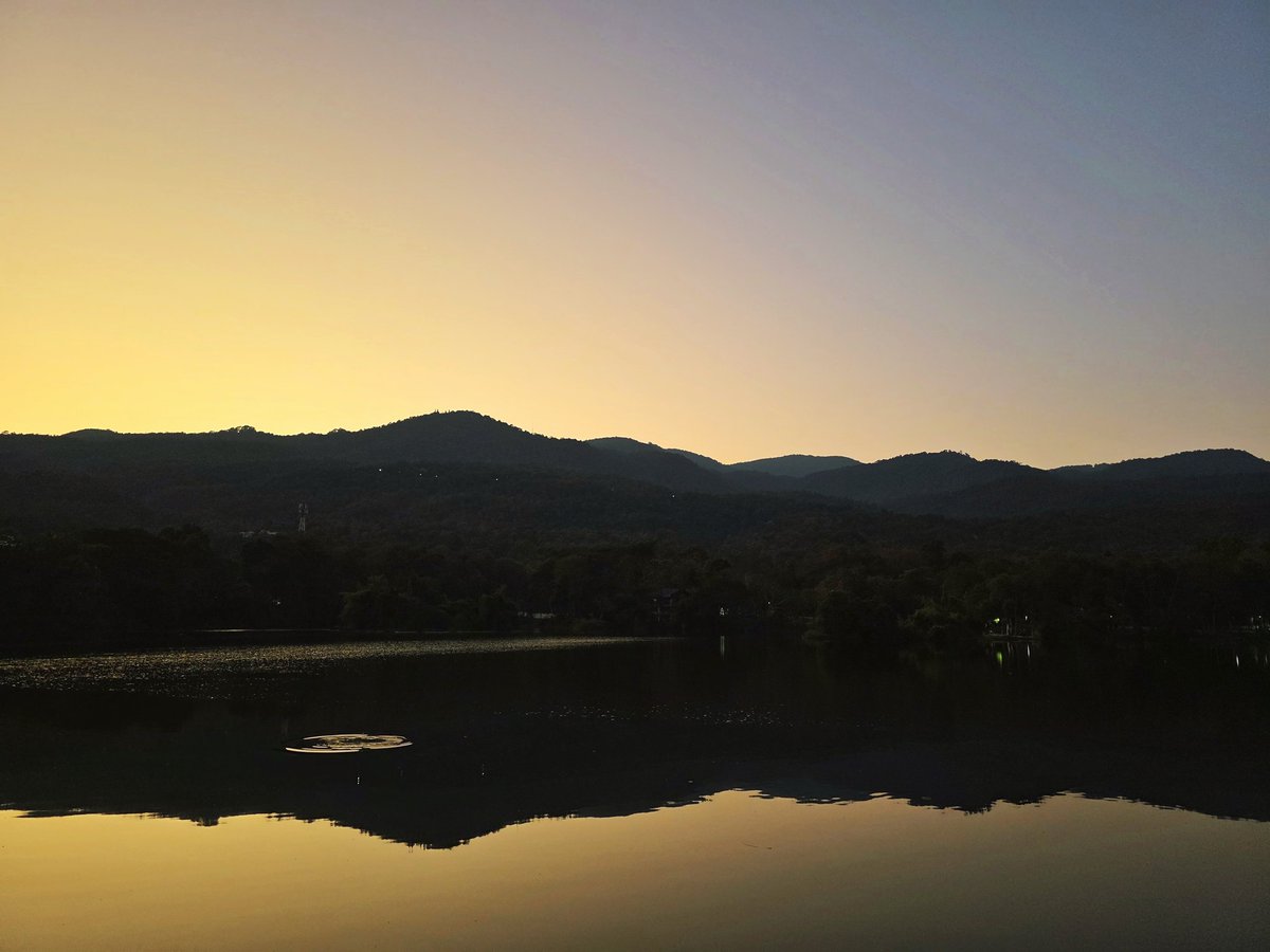 Tawan_V's tweet image. หนึ่งวันที่ไม่ได้ถ่ายซีรีส์ ได้พักไหมไม่แน่ใจ
 เริ่มจากตั้งนาฬิกาปลุกเก้าโมง แต่ร่างโง่มากตื่นเจ็ดโมง (รู้ปะเนี่ยว่านอน 5 ขั่วโมงมันยังนอนไม่พอ ทีหลังอย่าทำ คอยสัญญานนาฬิกา) ช่างมันเหอะชิน กินข้าวเช้าแล้วพาบอสชมบ้านชมค่าเฟ่หน่อยดีกว่า 10…