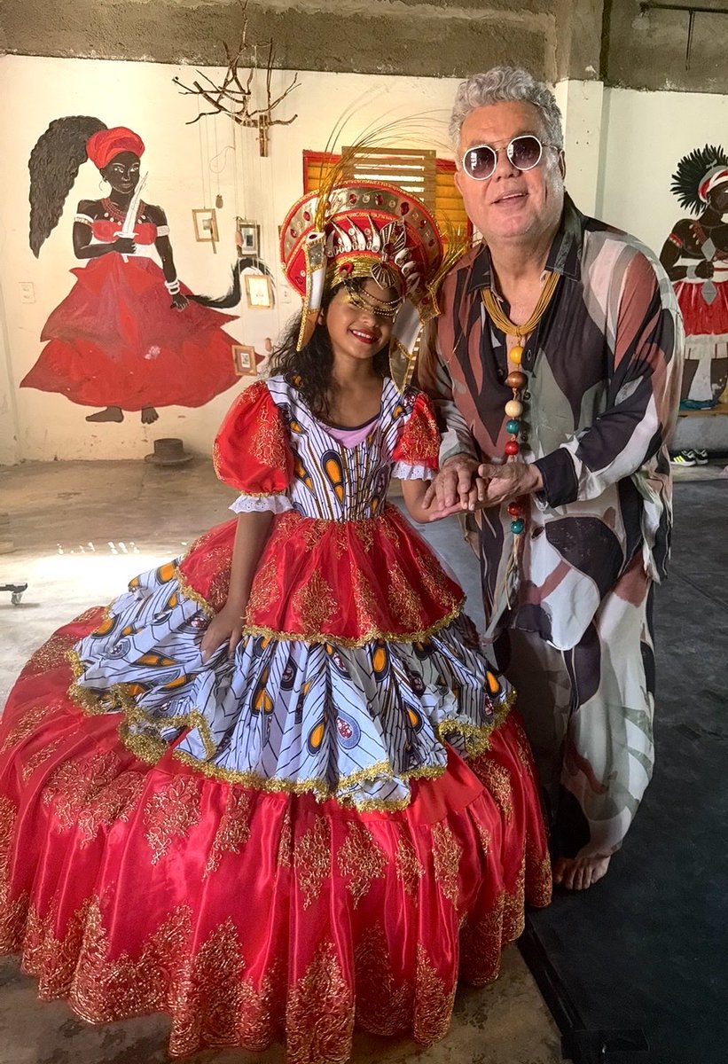 MiltonCunha's tweet image. Ajudando a Paramentar o MARACATU MIRIM DO IMPORTANTÍSSIMO PROJETO CULTURAL @darue.malungo , na super fundamentada Recife! Parabéns e vai desfilar na @granderio o MangueBeat deste lugar de Chico Science. Grato @casablocooficial e @rita.fernandes_rio