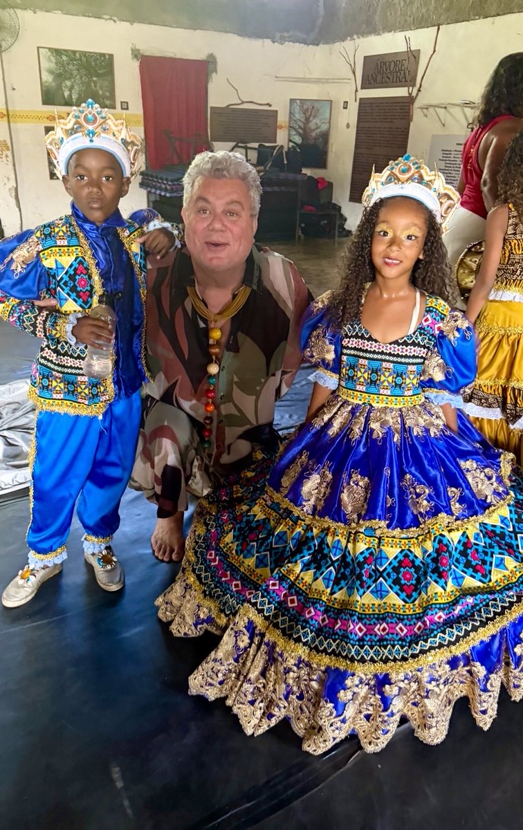 MiltonCunha's tweet image. Ajudando a Paramentar o MARACATU MIRIM DO IMPORTANTÍSSIMO PROJETO CULTURAL @darue.malungo , na super fundamentada Recife! Parabéns e vai desfilar na @granderio o MangueBeat deste lugar de Chico Science. Grato @casablocooficial e @rita.fernandes_rio