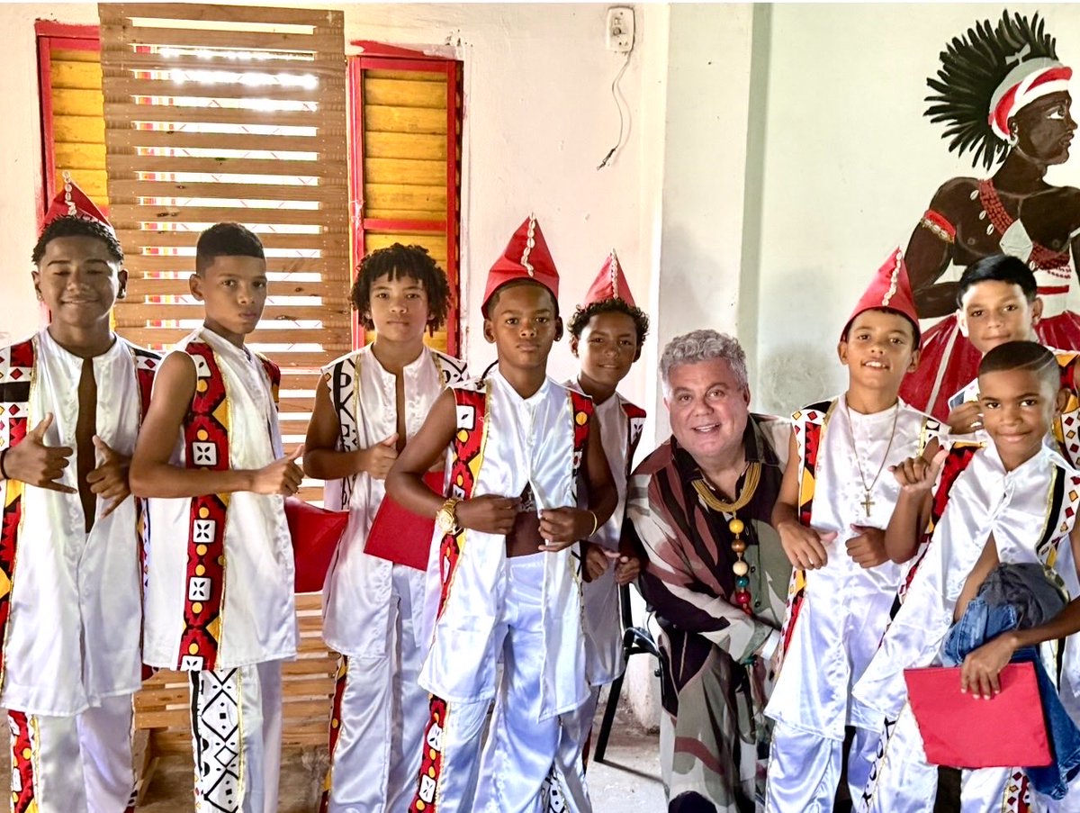 MiltonCunha's tweet image. Ajudando a Paramentar o MARACATU MIRIM DO IMPORTANTÍSSIMO PROJETO CULTURAL @darue.malungo , na super fundamentada Recife! Parabéns e vai desfilar na @granderio o MangueBeat deste lugar de Chico Science. Grato @casablocooficial e @rita.fernandes_rio