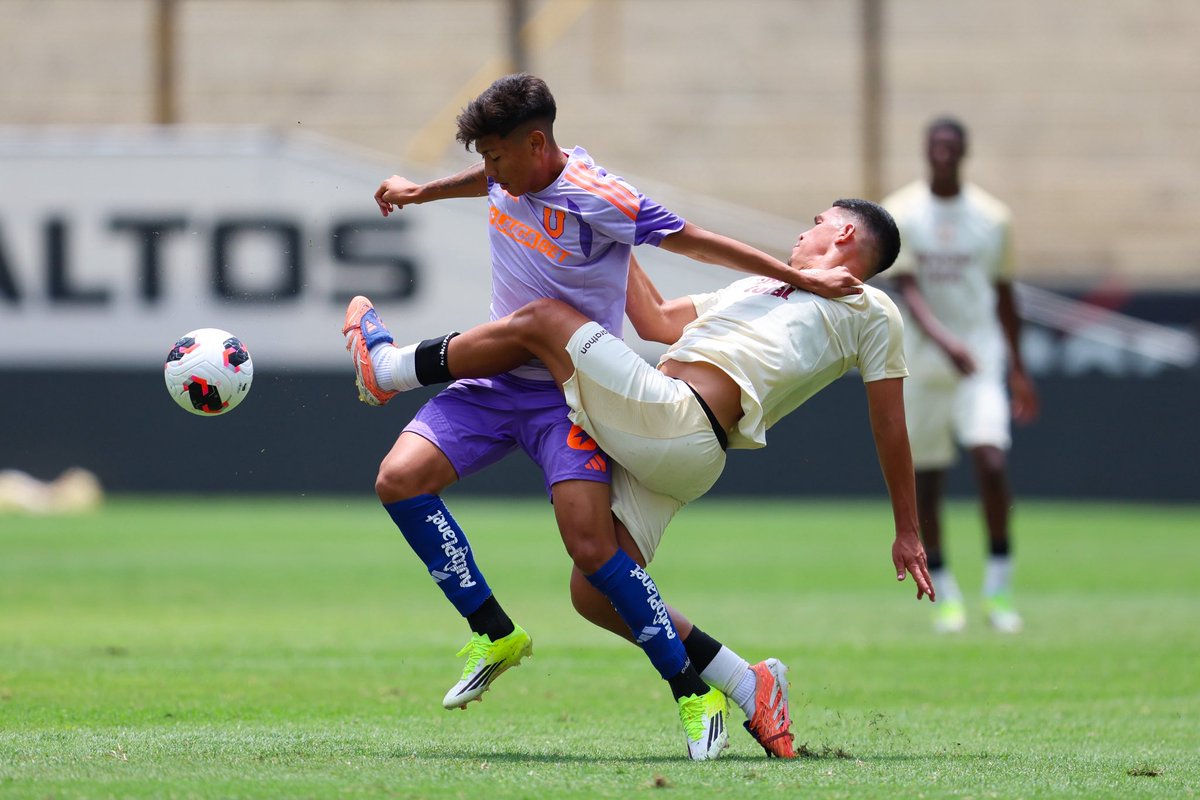 udechile's tweet image. El segundo amistoso con Universitario de Lima finalizó con triunfo azul 🤘🏼

En dos tiempos de 25 minutos, nuestro equipo se llevó la victoria por 1-0 tras una gran jugada colectiva que finalizó Juan Martín Lucero con un mano a mano y que la defensa crema no pudo despejar.

La U