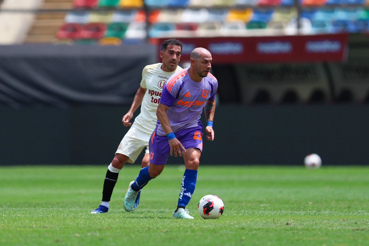 udechile's tweet image. El segundo amistoso con Universitario de Lima finalizó con triunfo azul 🤘🏼

En dos tiempos de 25 minutos, nuestro equipo se llevó la victoria por 1-0 tras una gran jugada colectiva que finalizó Juan Martín Lucero con un mano a mano y que la defensa crema no pudo despejar.

La U