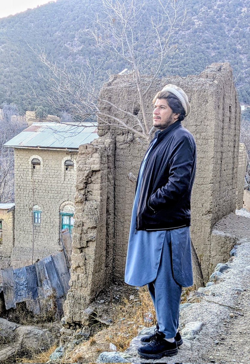 جب بوجھ واپس پلٹا

وادیِ نہال خالی ہو چکی تھی۔
گھروں میں دروازے تھے، مگر آوازیں نہیں۔
کھیت تھے، مگر قدموں کے نشان نہیں۔
لوگ جا چکے تھے—
ڈرتے ہوئے نہیں،
بلکہ فیصلہ کر کے۔
اب وادی میں صرف فریق رہ گئے تھے۔
وہی وادی جس کے بارے میں کہا گیا تھا کہ
“لوگ مضبوط ہیں، خود نمٹ لیں گے”،
1/4