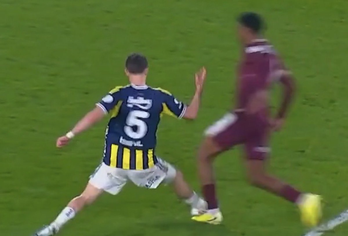 Bu pozisyonda İsmail’e sarı kart vermeyi bırak faul bile vermedi aq.‼️

Tiyatro izliyoruz ‼️ #FBvGÖZ