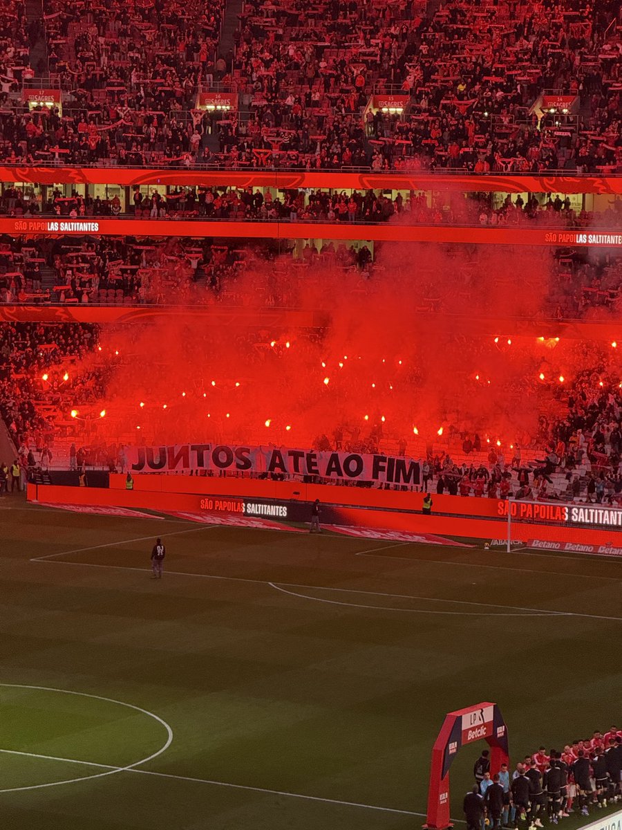 “Juntos até o fim” - mensagem dos No Name Boys 

Do Benfica não se desiste! ❤️