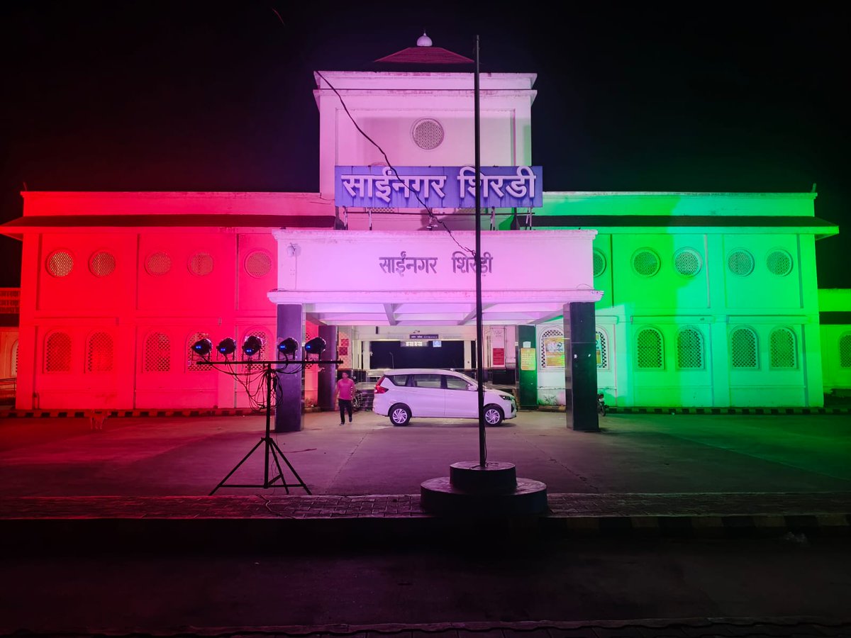 drmpune's tweet image. Pune Division Central Railway celebrates the 77th Republic Day.

Srinagar Shirdi Railway Station illuminated in the national tricolours, symbolising unity, pride, and constitutional values.
#77thRepublicDay #CentralRailway #Tricolour
