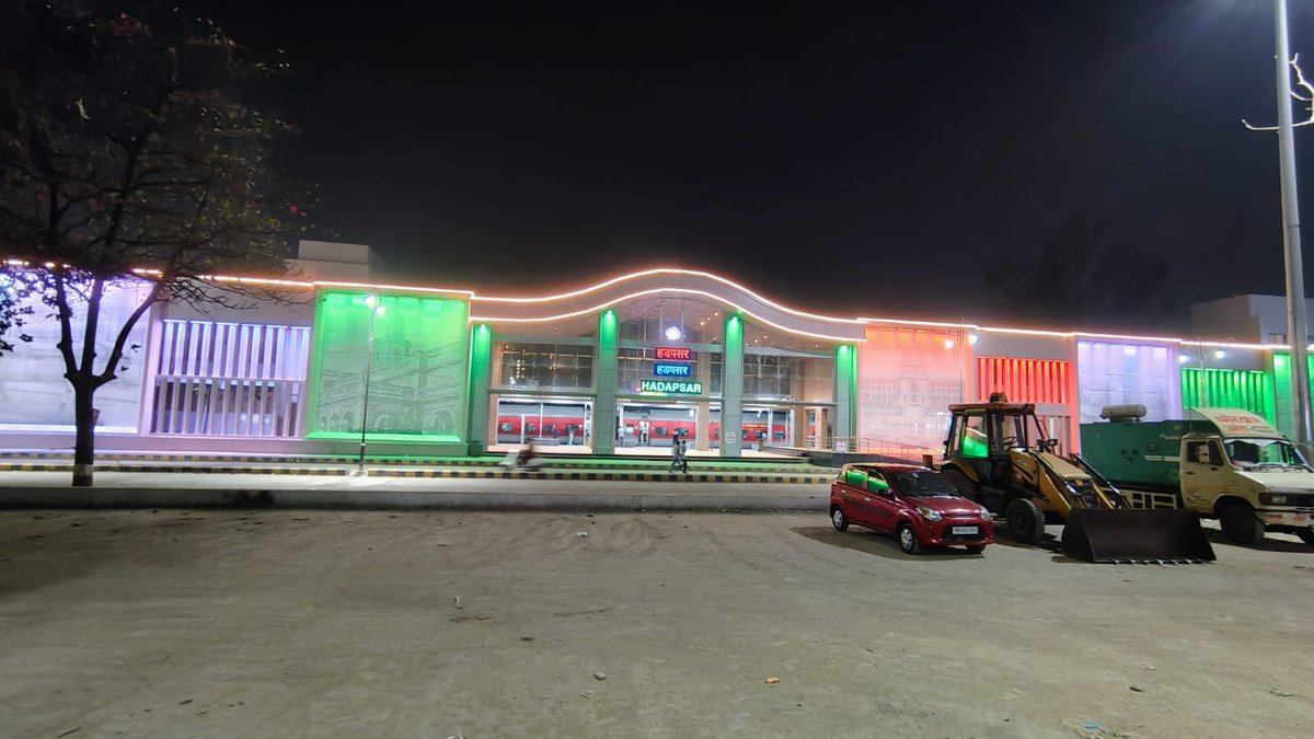 drmpune's tweet image. Pune Division Central Railway celebrates the 77th Republic Day.

Hadapsar Railway Station illuminated in the national tricolours, symbolising unity, pride, and constitutional values.
#77thRepublicDay #CentralRailway #Tricolour