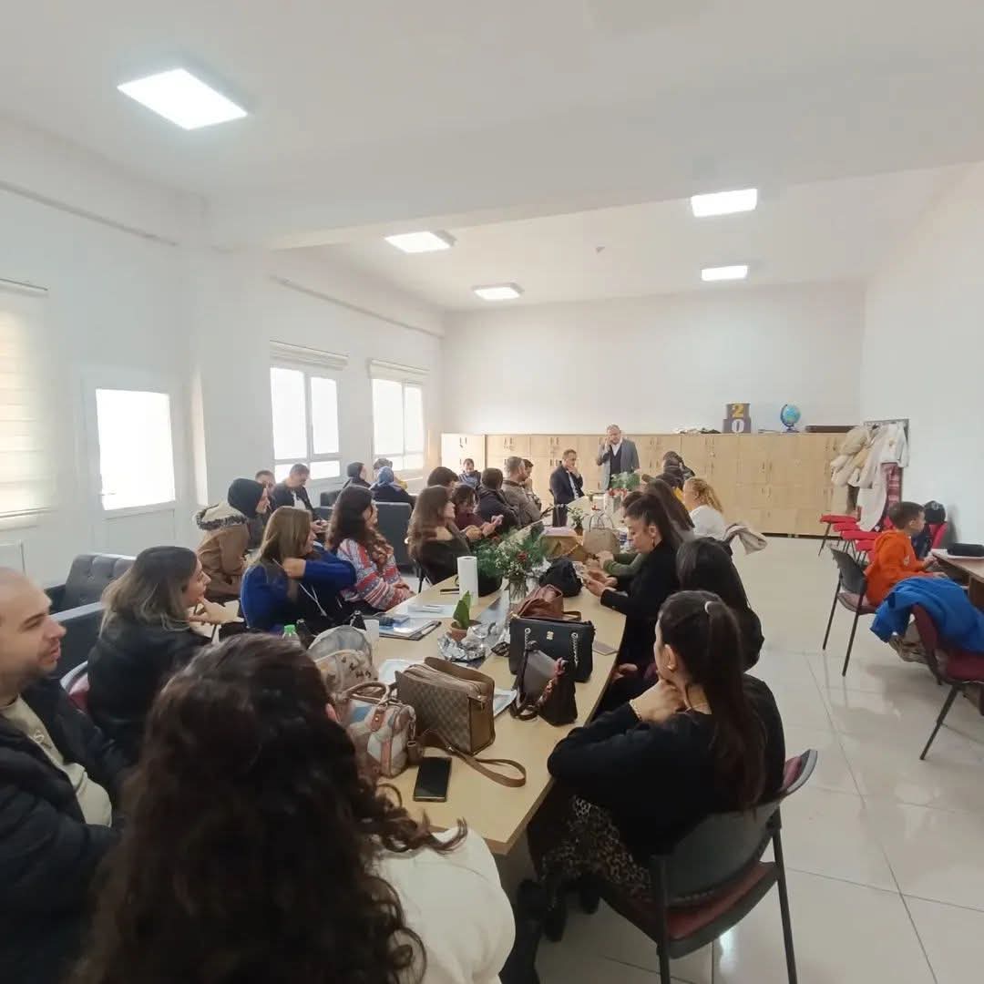 HATAY'DA ÖĞRETMENLER ODASININ  
MİLLİ EĞİTİM  BAKANLIĞI'NDAN
           BEKLENTİLERİ
1-Öğretmen ihtiyacı olan İllere(Doğu ve Güneydoğu ve öğretmen açığı çok olan illere) Kadrolu Sözleşmeli ayrımı yapılmadan, süre şartı aranmaksızın gitmek isteyenlere tayin hakkı verilmesi.
2-1