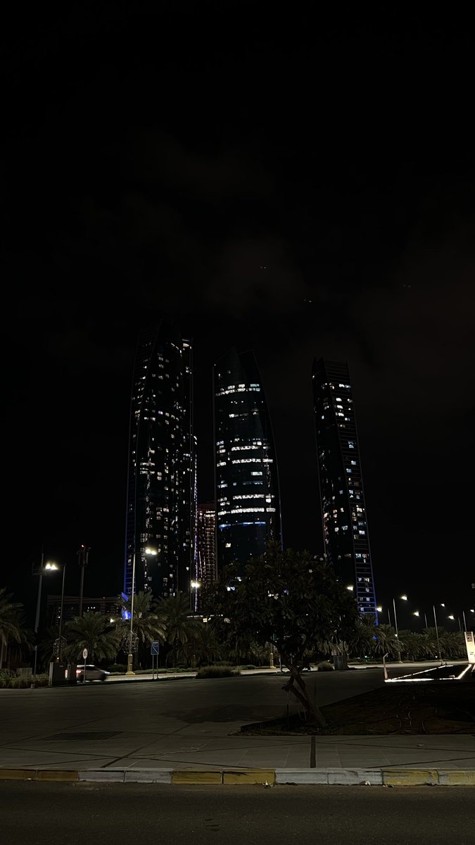 _l05i's tweet image. دار فيها الغلا
جعل يفداها الملا.