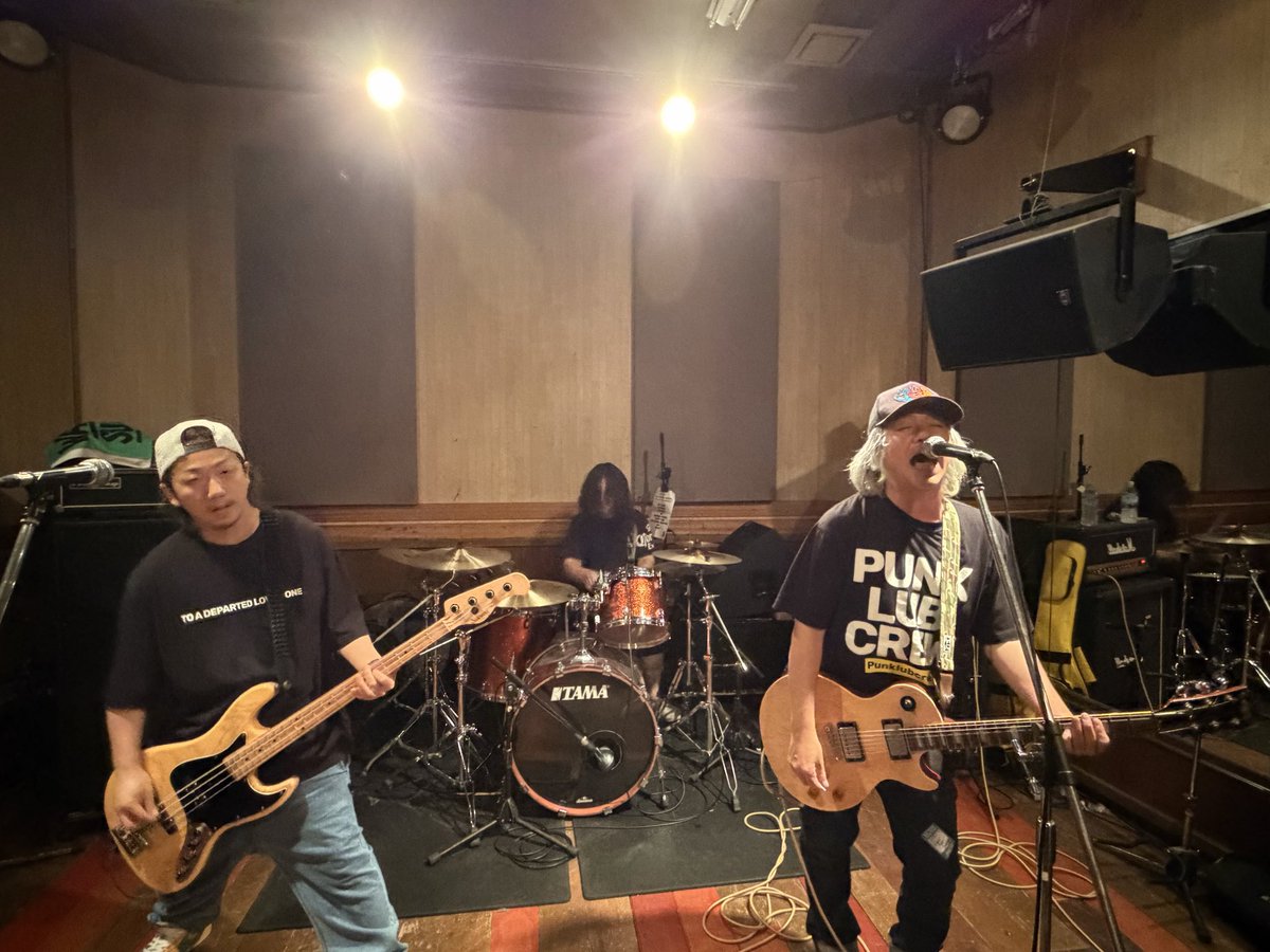 11maruokiku039y's tweet image. 西荻窪waitライブ新曲初披露🎶ノリノリ💃最高でした🎸🥁🥳今回はコータさんが🥁助っ人😆久しぶりの三人のsound良かったです✨
海外のバンドも凄く良くてCD💿get😊

#waitforsunlight
#sunlightrecords