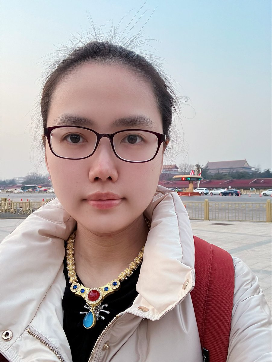 HallowedChina's tweet photo. 我在「陳子昂復原考察」期間，在大陸國博、東長安街，戴中華文物復刻項鍊。

該文物來自中華貴族李靜訓（公元600年—608年）墓。李靜訓母系宗族——北周宇文氏宗族，是貴族女子、陳子昂妻、疑似繡娘與琴士的高夫人母系宗族。李靜訓是高夫人外姨祖母。所以，該文物是陳子昂妻——高夫人——宗族珍寶。 https://t.co/VPtTOgYPOf