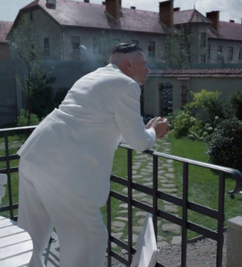 Visto ieri sera La zona di interesse. Il taglio di capelli del protagonista mi ricorda qualcuno.  #nazismo