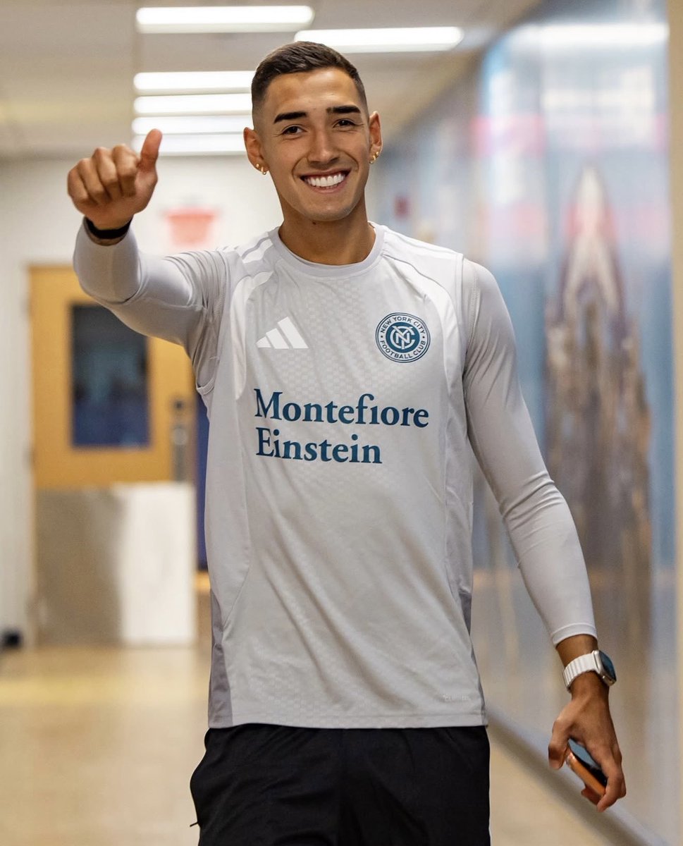 urieliugt's tweet image. 🚨#RosarioCentral llegó a un acuerdo de palabra por Julián Fernández. 

↪️ #NewYorkCity 🇺🇸 lo cederá a préstamo con cargo y opción de compra. @CLMerlo @tombogert 🤝