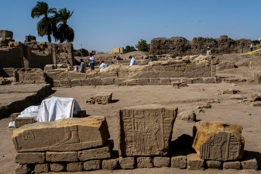 أعلنت بعثة أثرية مصرية-صينية، اليوم السبت الكشف عن بحيرة مقدسة داخل نطاق معبد مونتو بمجمع معابد الكرنك، في مدينة الأقصر الغنية بالآثار جنوب مصر. وقال جيا شياو بينغ، رئيس المشروع من الجانب الصيني، إن الاكتشاف الجديد، إلى جانب البحيرة المقدسة المعروفة سابقا في معبد مونتو، يشكّل