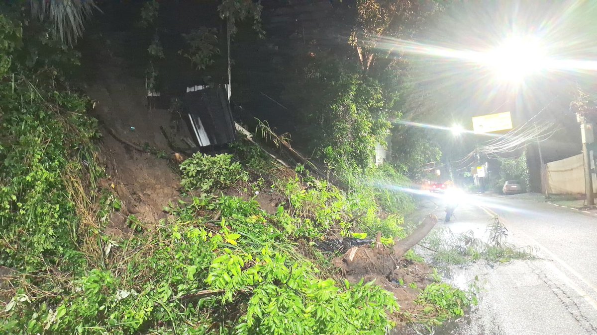 INTERDIÇÃO PARCIAL NA ESTRADA DO JOÁ

No sentido Barrinha, via parcialmente interditada, na altura da Rua Professor Júlio Lohman, devido a um deslizamento de terra. CET-Rio no local. Comlurb, Geo Rio e Defesa Civil acionadas.

#CORInforma
#ZonaSudoeste