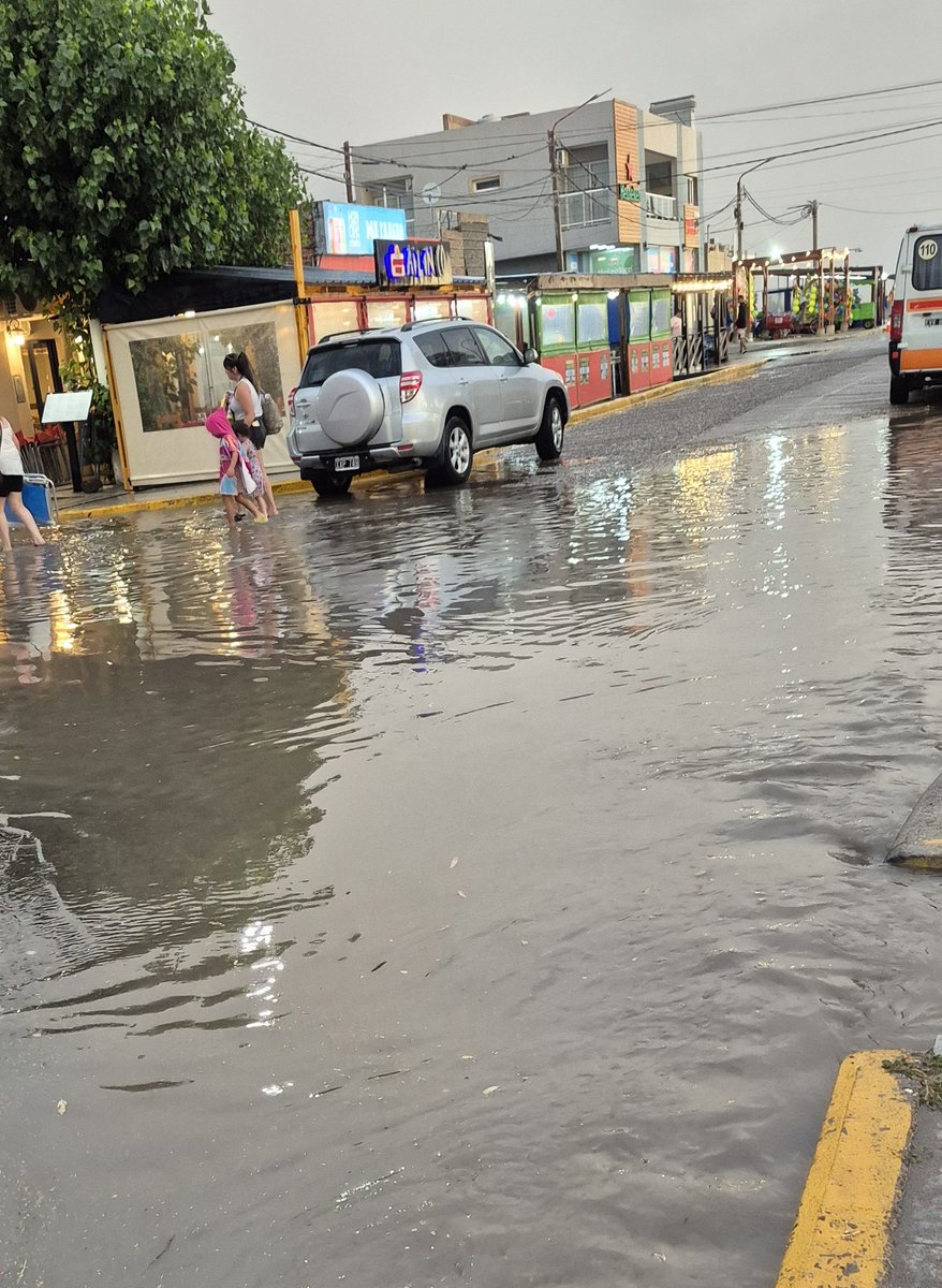 aaleprado's tweet photo. Cuando la planificación urbana es solo una idea abstracta.
Con 20 minutos de lluvia, Las Grutas confirmó que no se inunda: se adapta. Turismo anfibio en desarrollo.
#LasGrutas #SanAntonio #RioNegro #Patagonia #Lluvia https://t.co/Q7ORrtC8Bs