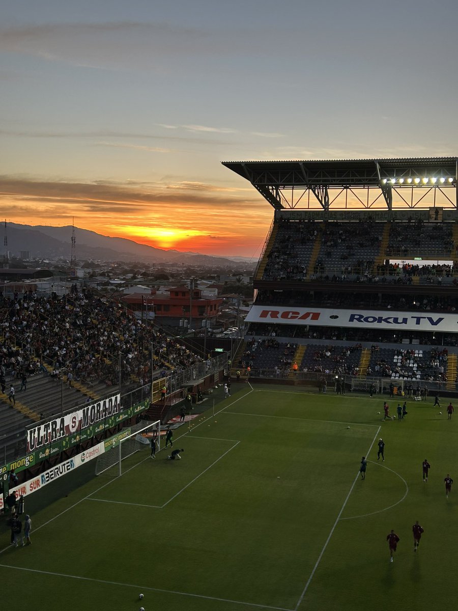 El sol se esconde porque sabe que va a jugar el Saprissa de Vladimir con su morsa Guzmán