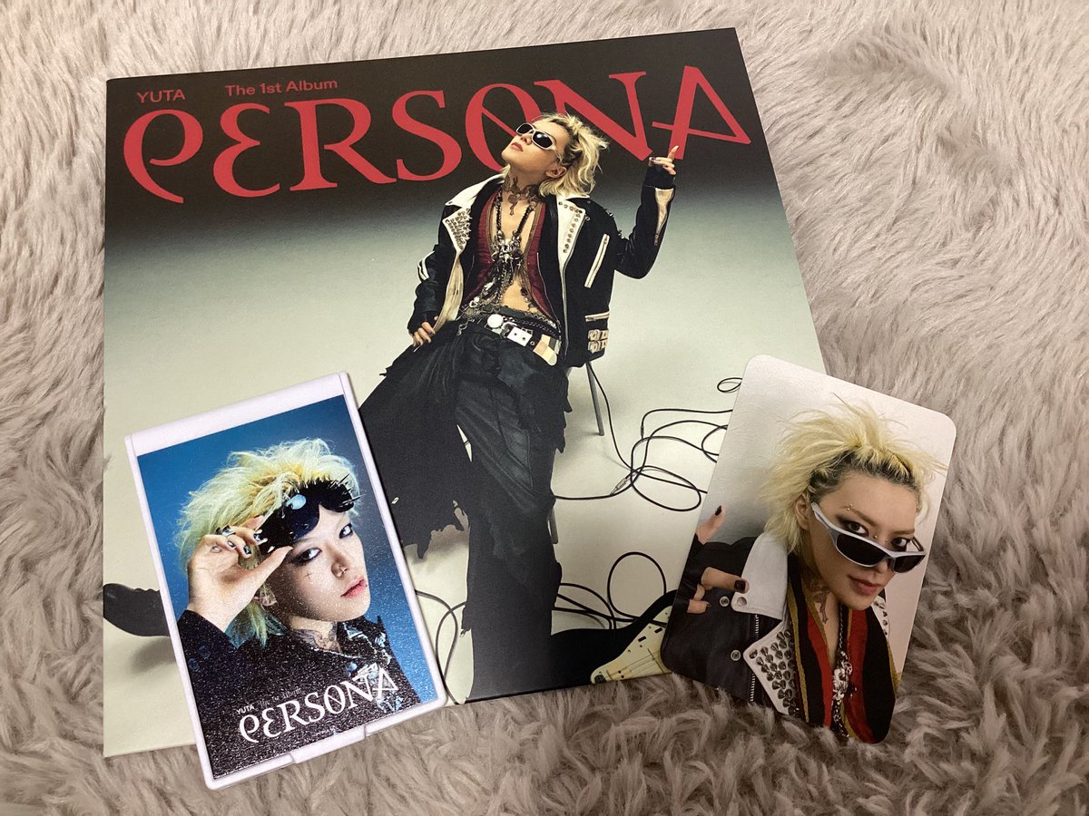 悠太くんPERSONA届いた～
このバージョンじゃないやつも欲しいんだけど金欠＆在庫なしの嵐😣💦
左下、楽天ブックス限定特典コンパクトミラー💓
割れないように大事に閉まっておこう←意味無い🤭

 #YUTA #中本悠太 #YUTA_PERSONA