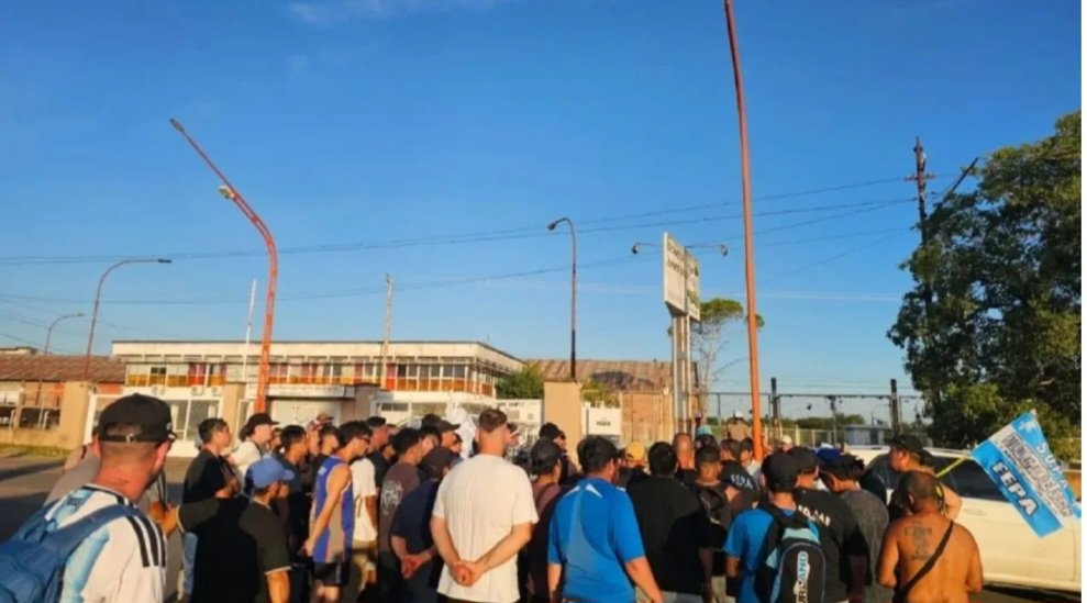 🚨 COMUNICADO    BLOQUE DE UNIDAD SINDICAL  Bahía Blanca
Respaldamos el paro en el Puerto de Concepción del Uruguay frente al accionar antisindical de URCEL.
Desconocen al SUPA, expulsan estibadores locales y precarizan para bajar salarios.
No es modernización: es explotación.