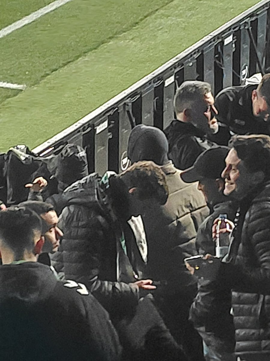 Ya que no sabeis hacer vuestro trabajo os voy a ayudar.

Estos subnormales han estado haciendo saludos fascistas y entonando el Sieg Heil con total impunidad, durante todo el partido.

Luego nos criminalizan por llevar algo en lo que ponga "1921".

.<a href="/rfef/">RFEF</a> .<a href="/LaLiga/">LALIGA</a> .<a href="/Alaves/">Deportivo Alavés</a>