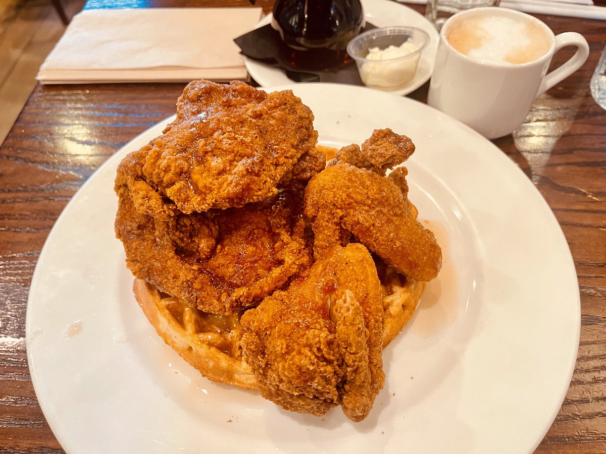 Kasumi_Boy39's tweet image. 𝔹𝕣𝕦𝕟𝕔𝕙 𝕨𝕒𝕤 𝕘𝕠𝕠𝕕 𝕥𝕠𝕕𝕒𝕪 𝕤𝕚𝕟𝕔𝕖 𝕀 𝕖𝕟𝕛𝕠𝕪𝕖𝕕 𝕚𝕥. 
💯🍗🧇

 #FoodPorn #Brunch #ChickenAndWaffles #Delicious #Sunday