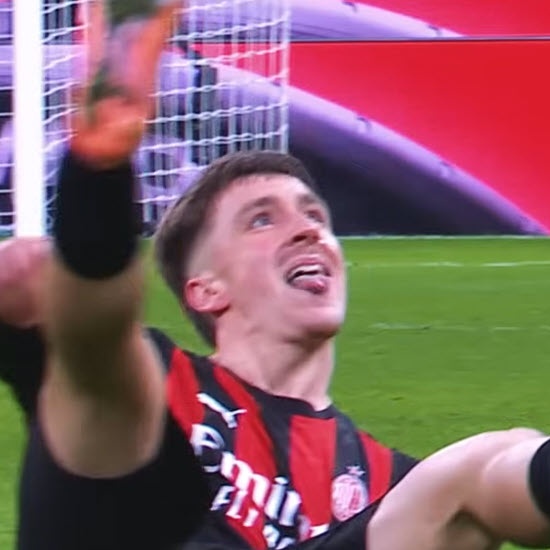 LolloSiri's tweet image. uscito al 45esimo con la mutanda sgommata dopo aver sbagliato tutto

sto topo coi baffetti prima provoca poi non regge la pressione 😭