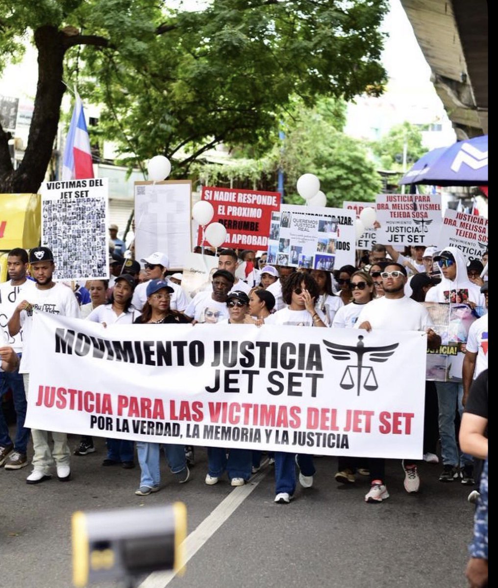 Repmerengue's tweet photo. Ana Beatriz se suma a la marcha reclamando justicia por la muerte de su padre en Jet Set. Al parecer es la única hija que han sufrido realmente la pérdida de Rubby Pérez 😢 https://t.co/CH6vT0SK18