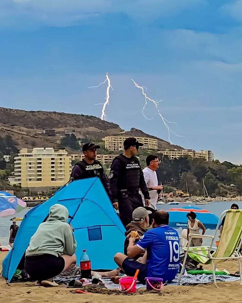 cristobalreus's tweet image. Gran acierto fotográfico de Felipe Guerra desde #Papudo. ⛈️⛈️⛈️
Instagram: instagram.com/p/DT8z_HRkfaM/…