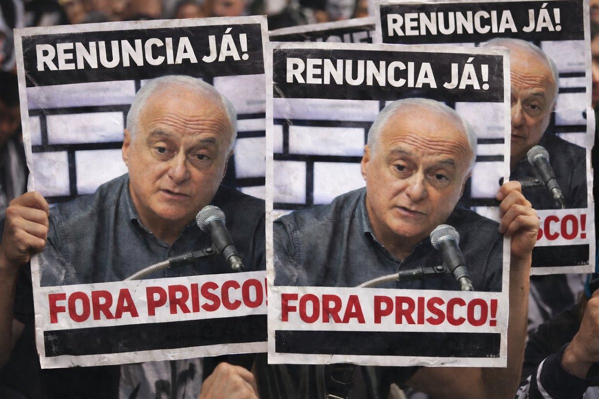 AlvinegroDiario's tweet photo. RENÚNCIA JÁ! O Figueirense vive um dos momentos mais delicados da sua história, e seu principal dirigente simplesmente desapareceu.

Há meses sem dar entrevistas, sem aparecer no estádio, sem prestar contas à torcida. O clube precisa de liderança, presença e transparência - (+) https://t.co/cVm5iZF9WQ