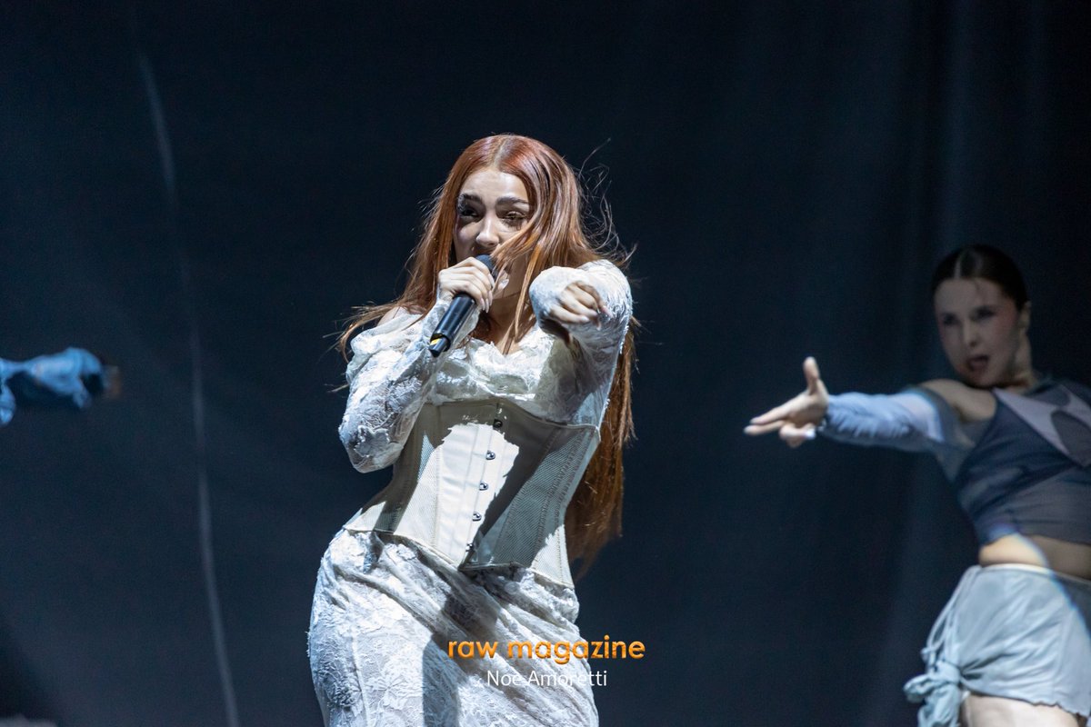 rawmgzn's tweet photo. La granaina @HFVioleta cerraba su gira con un concierto muy especial en el @circoprice de Madrid (2)

📸  @NoeAmorettiPh 

#FINVIOLETATOUR https://t.co/02PqxkzUpE