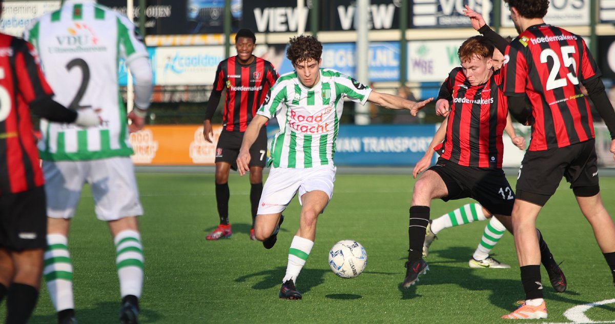 WEEKENDOVERZICHT ⚽ | Chaos in de zaal, zelfs een gestaakt duel, zeven goals én een periodetitel, en een nieuwe koploper dankzij hulp van de buren: ap.lc/bzEGX