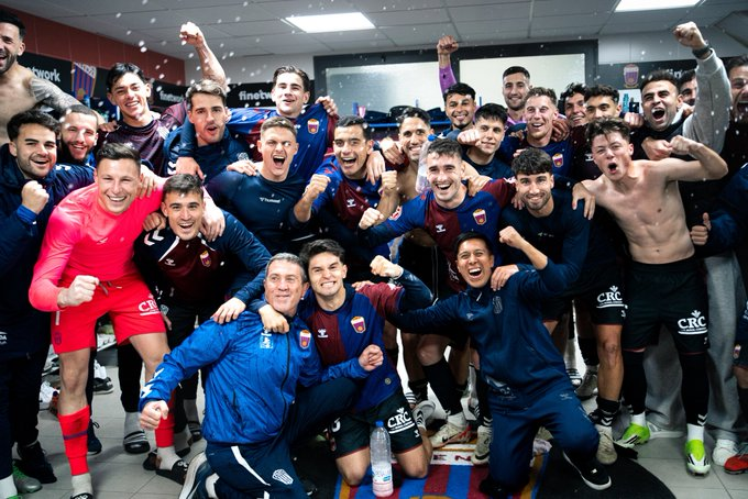 GradaBpro's tweet photo. Yo lo sigo diciendo, el @CD_Eldense lo está cocinando a fuego lento.

Es el mejor equipo local del G2 de 1RFEF y ya tiene el ascenso directo a 6 puntos.

Suman 384 minutos sin recibir un gol en contra en el Nuevo Pepico Amat. https://t.co/gC9WnGXa45