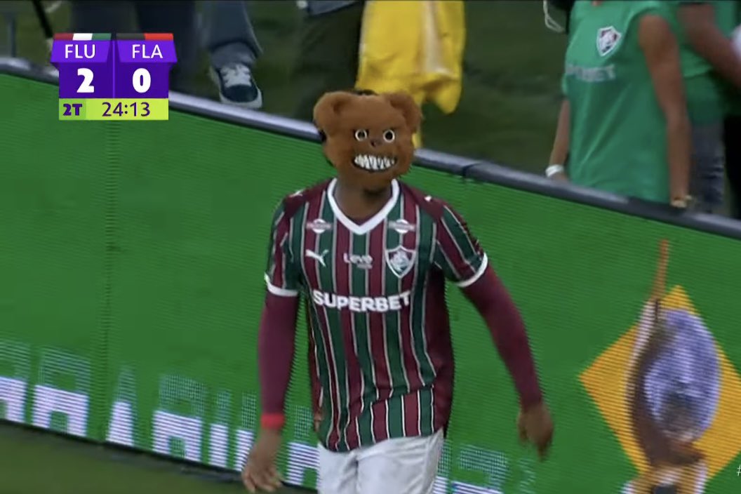 Pesgrau's tweet photo. Ele é muito ídolo do Fluzão 🐻 kkkkkkkkkkkkkk

Essa comemoração com a máscara ficou muito foda https://t.co/9f0KN6bDTU