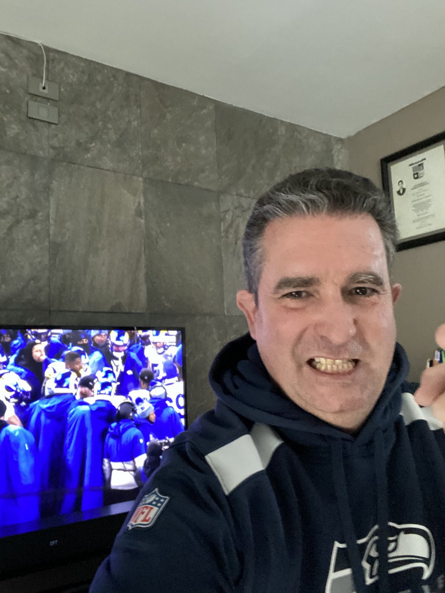 Mikefrau1's tweet photo. Aquí vamos de nuevo! Saludos desde Ciudad de México amigos de @FOXImpactoNFL #FoxImpactoNFL ¡Seahawk desde 1983! https://t.co/X5gElopJPQ