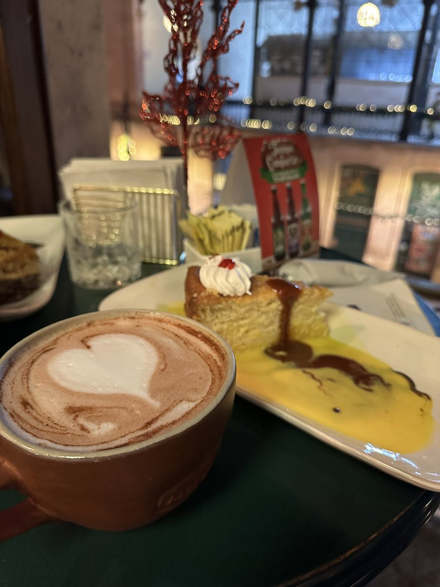 eddymen213's tweet photo. @Carlitospindola Si yo por ejemplo en Zacatecas, probé el corazón en llamas una combinación de canela, chocolate, frambuesa y café. Fue una cosa espectacular y es algo que me gustaría ver una cafetería de acá de cdmx. https://t.co/bWBgO62bMH