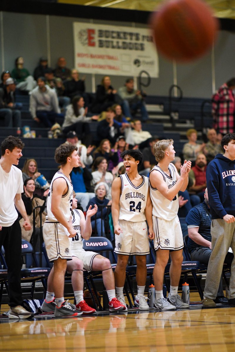 ValleySportsPix's tweet photo. Bulldogs vs Greyhounds #WeAreEHS #ThisIsTheCWAC #CWACBBasketball202526 #SportsPhotography https://t.co/YSQ3hEdcSm